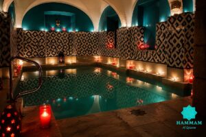 Balnearios en Cáceres: circuito de aguas con piscinas de agua caliente, templada y fría iluminadas con velas en el hammam del casco histórico.